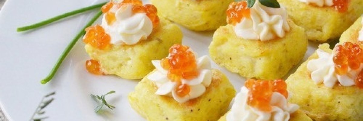 kartofelnye-keksy-so-slivochnym-syrom-i-krasnoy-ikroy-79678663694196[1]